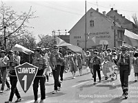 1986-1988-138  1 maja (lata 1986-1988)  Jawor, ul. Wyszyńskiego (daw. Rapackiego)  Obchody 1 maja - Święta Pracy    Uczestnicy pochodu zmierzający w kierunku trybuny honorowej.  Uczniowie Szkoły Podstawowej nr 1.