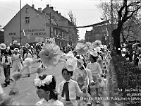 1986-1988-139  1 maja (lata 1986-1988)  Jawor, ul. Wyszyńskiego (daw. Rapackiego)  Obchody 1 maja - Święta Pracy    Uczestnicy pochodu zmierzający w kierunku trybuny honorowej.