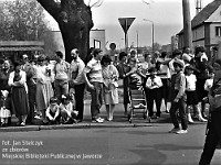 1986-1988-168  1 maja (lata 1986-1988)  Jawor, ul. Wyszyńskiego (daw. Rapackiego)  Obchody 1 maja - Święta Pracy    Mieszkańcy obserwujący przemarsz wzdłuż trasy pochodu.