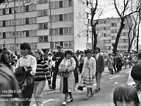 1986-1988-184  1 maja (lata 1986-1988)  Jawor, ul. Wyszyńskiego (daw. Rapackiego)  Obchody 1 maja - Święta Pracy    Uczestnicy pochodu zmierzający w kierunku trybuny honorowej.