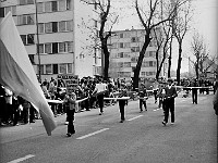 1986-1988-196  1 maja (lata 1986-1988)  Jawor, ul. Wyszyńskiego (daw. Rapackiego)  Obchody 1 maja - Święta Pracy    Uczestnicy pochodu zmierzający w kierunku trybuny honorowej.  Sekcja modelarska z Klubu Technika przy Zakładach Kuzienniczych i Maszyn Rolniczych (ZKiMR) "Agromet".