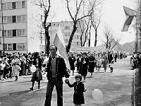 1986-1988-203  1 maja (lata 1986-1988)  Jawor, ul. Wyszyńskiego (daw. Rapackiego)  Obchody 1 maja - Święta Pracy    Uczestnicy pochodu zmierzający w kierunku trybuny honorowej.