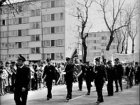 1986-1988-208  1 maja (lata 1986-1988)  Jawor, ul. Wyszyńskiego (daw. Rapackiego)  Obchody 1 maja - Święta Pracy    Uczestnicy pochodu zmierzający w kierunku trybuny honorowej.  Przedstawiciele Ochotniczej Straży Pożarnej.