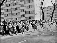 1986-1988-209  1 maja (lata 1986-1988)  Jawor, ul. Wyszyńskiego (daw. Rapackiego)  Obchody 1 maja - Święta Pracy    Uczestnicy pochodu zmierzający w kierunku trybuny honorowej.