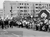 1986-1988-216  1 maja (lata 1986-1988)  Jawor, ul. Wyszyńskiego (daw. Rapackiego)  Obchody 1 maja - Święta Pracy    Trybuna honorowa oraz mieszkańcy obserwujący przemarsz.