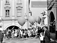 1986-1988-223  1 maja (lata 1986-1988)  Jawor, Rynek  Obchody 1 maja - Święta Pracy    Uczestnicy pochodu oczekujący na rozpoczęcie przemarszu.