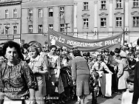 1986-1988-224  1 maja (lata 1986-1988)  Jawor, Rynek  Obchody 1 maja - Święta Pracy    Uczestnicy pochodu oczekujący na rozpoczęcie przemarszu.