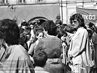 1986-1988-225  1 maja (lata 1986-1988)  Jawor, Rynek  Obchody 1 maja - Święta Pracy    Uczestnicy pochodu oczekujący na rozpoczęcie przemarszu.