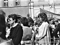 1986-1988-226  1 maja (lata 1986-1988)  Jawor, Rynek  Obchody 1 maja - Święta Pracy    Uczestnicy pochodu oczekujący na rozpoczęcie przemarszu.