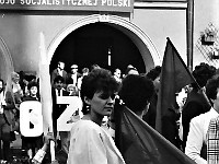 1986-1988-232  1 maja (lata 1986-1988)  Jawor, Rynek  Obchody 1 maja - Święta Pracy    Uczestnicy pochodu oczekujący na rozpoczęcie przemarszu.