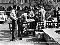 1986-1988-235  1 maja (lata 1986-1988)  Jawor, Rynek, od strony wejścia do Teatru Miejskiego  Obchody 1 maja - Święta Pracy    Okolicznościowy turniej szachowy.