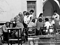 1986-1988-236  1 maja (lata 1986-1988)  Jawor, Rynek, od strony wejścia do Teatru Miejskiego  Obchody 1 maja - Święta Pracy    Okolicznościowy turniej szachowy.