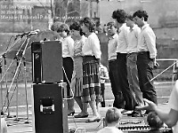 1986-1988-243  1 maja (lata 1986-1988)  Jawor, podzamcze Zamku Piastowskiego   Obchody 1 maja - Święta Pracy    Okolicznościowy piknik na podzamczu.