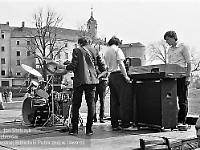 1986-1988-244  1 maja (lata 1986-1988)  Jawor, podzamcze Zamku Piastowskiego   Obchody 1 maja - Święta Pracy    Okolicznościowy piknik na podzamczu.