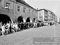 1986-1988-256  1 maja (lata 1986-1988)  Jawor, Rynek  Obchody 1 maja - Święto Pracy    Uczestnicy pochodu oczekujący na rozpoczęcie przemarszu.