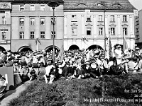 1986-1988-263  1 maja (lata 1986-1988)  Jawor, Rynek  Obchody 1 maja - Święto Pracy    Uczestnicy pochodu oczekujący na rozpoczęcie przemarszu.