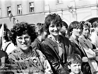 1986-1988-264  1 maja (lata 1986-1988)  Jawor, Rynek  Obchody 1 maja - Święto Pracy    Uczestnicy pochodu oczekujący na rozpoczęcie przemarszu.  Nauczycielki ze Szkoły Podstawowej Nr 5.   Od lewej: Maria Antkowiak, Helena Mytnik.