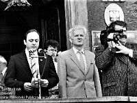 1986-1988-268  1 maja (lata 1986-1988)  Jawor, Rynek  Obchody 1 maja - Święto Pracy    Przedstawiciele władz miasta i partii na ganku przed wejściem głównym do ratusza.  Od lewej: Janusz Agdan - sekretarz Komitetu Miejskiego Polskiej Zjednoczonej Partii Robotniczej (KM PZPR), Jan Pacak, Józef Noworól z kamerą.