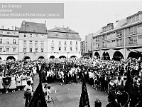 1986-1988-269  1 maja (lata 1986-1988)  Jawor, Rynek  Obchody 1 maja - Święto Pracy    Uczestnicy pochodu oczekujący na rozpoczęcie przemarszu.