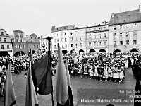 1986-1988-270  1 maja (lata 1986-1988)  Jawor, Rynek  Obchody 1 maja - Święto Pracy    Uczestnicy pochodu oczekujący na rozpoczęcie przemarszu.