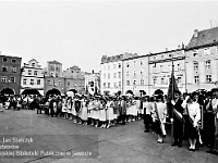 1986-1988-271  1 maja (lata 1986-1988)  Jawor, Rynek  Obchody 1 maja - Święto Pracy    Uczestnicy pochodu oczekujący na rozpoczęcie przemarszu.