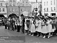 1986-1988-272  1 maja (lata 1986-1988)  Jawor, Rynek  Obchody 1 maja - Święto Pracy    Uczestnicy pochodu oczekujący na rozpoczęcie przemarszu.  Pracownicy Przedsiębiorstwa Gospodarki Komunalnej i Mieszkaniowej (PGKiM), pracownicy  Zakładu Opieki Zdrowotnej oraz uczennice Liceum Medycznego.