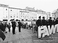 1986-1988-273  1 maja (lata 1986-1988)  Jawor, Rynek  Obchody 1 maja - Święto Pracy    Uczestnicy pochodu oczekujący na rozpoczęcie przemarszu.  Ppracownicy Fabryki Wyrobów Emaliowanych "Fawem".