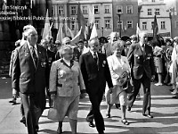 1986-1988-279  1 maja (lata 1986-1988)  Jawor, Rynek  Obchody 1 maja - Święto Pracy    Uczestnicy pochodu wyruszający na trasę przemarszu.  Przedstawiciele kombatantów.