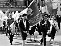 1986-1988-280  1 maja (lata 1986-1988)  Jawor, Rynek  Obchody 1 maja - Święto Pracy    Uczestnicy pochodu wyruszający na trasę przemarszu.