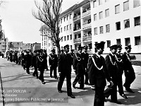 1986-1988-286  1 maja (lata 1986-1988)  Jawor, ul. Poniatowskiego  Obchody 1 maja - Święto Pracy    Uczestnicy pochodu zmierzający w kierunku trybuny honorowej.