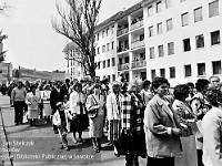 1986-1988-290  1 maja (lata 1986-1988)  Jawor, ul. Poniatowskiego  Obchody 1 maja - Święto Pracy    Uczestnicy pochodu zmierzający w kierunku trybuny honorowej.