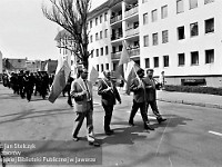 1986-1988-292  1 maja (lata 1986-1988)  Jawor, ul. Poniatowskiego  Obchody 1 maja - Święto Pracy    Uczestnicy pochodu zmierzający w kierunku trybuny honorowej.  Pracownicy z Zakładów Kuzienniczych i Maszyn Rolniczych (ZKiMR) "Agromet".