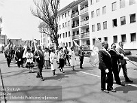 1986-1988-297  1 maja (lata 1986-1988)  Jawor, ul. Poniatowskiego  Obchody 1 maja - Święto Pracy    Uczestnicy pochodu zmierzający w kierunku trybuny honorowej.