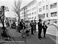 1986-1988-315  1 maja (lata 1986-1988)  Jawor, ul. Poniatowskiego  Obchody 1 maja - Święto Pracy    Uczestnicy pochodu zmierzający w kierunku trybuny honorowej.  Pracownicy Zakładów Radiowych "Diora".