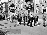 1986-1988-321  1 maja (lata 1986-1988)  Jawor, ul. Poniatowskiego  Obchody 1 maja - Święto Pracy    Uczestnicy pochodu zmierzający w kierunku trybuny honorowej.