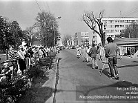 1986-1988-333  1 maja (lata 1986-1988)  Jawor, ul. Wyszyńskiego (daw. Rapackiego)  Obchody 1 maja - Święto Pracy    Uczestnicy pochodu zmierzający w kierunku trybuny honorowej.