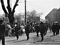 1986-1988-346  1 maja (lata 1986-1988)  Jawor, ul. Wyszyńskiego (daw. Rapackiego)  Obchody 1 maja - Święto Pracy    Uczestnicy pochodu zmierzający w kierunku trybuny honorowej.