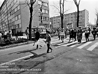 1986-1988-355  1 maja (lata 1986-1988)  Jawor, ul. Wyszyńskiego (daw. Rapackiego)  Obchody 1 maja - Święto Pracy    Uczestnicy pochodu zmierzający w kierunku trybuny honorowej.  Uczniowie Szkoły Podstawowej nr 5 - członkowie Kabaretu Na Jednej Nodze.