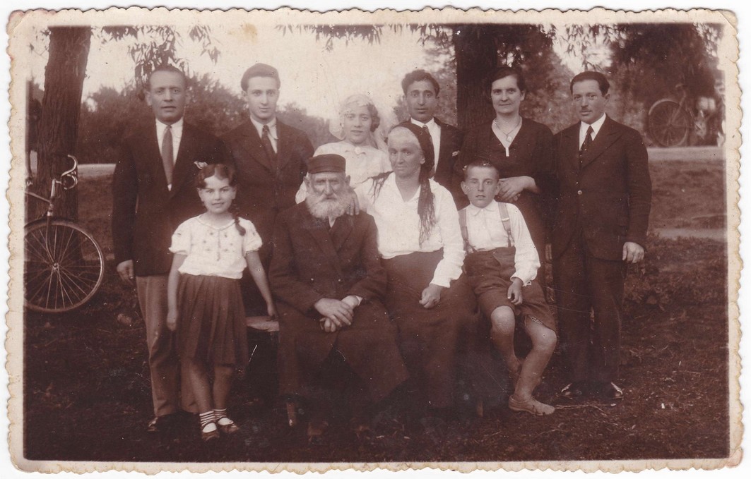 Eugenia Magdziarz, rodzice, dziadkowie, wujek Samuel z Ema (we wspomnieniach Stasia), najstarszy brat Szymon i siostra z mężem – Dobromierz 12.06.1935 r.