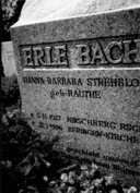 Fot. 4. Erle Bach’s gravestone. A Värteljoahrhundert hoan mir gesommelt: 25 Jahre Arbeitskreis für schlesische Mundart [Electronic document], Archiv für Schlesische Mundart, 2007, p. 75. 