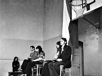1974-05  Rok 1974  Jawor, sala gimnastyczna przy Liceum Ogólnokształcącym w Jaworze, ul. Kościuszki  Turniej skoków na trampolinie    Pierwszy z prawej: Stanisław Kroczak - sędzia