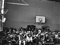 1974-06  Rok 1974  Jawor, sala gimnastyczna przy Liceum Ogólnokształcącym w Jaworze, ul. Kościuszki  Turniej skoków na trampolinie