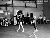 1987-24  Marzec 1987  Jawor, hala gimnastyczna Miejskiego Klubu Sportowego "Victoria" przy Szkole Podstawowej nr 5 w Jaworze, ul. Armii Radzieckiej (obecnie ul. Piłsudskiego)   Międzynarodowy Turniej w Akrobatyce Sportowej    W tle pierwszy z prawej: Stanisław Mazurek