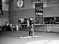 1987-27  Marzec 1987  Jawor, hala gimnastyczna Miejskiego Klubu Sportowego "Victoria" przy Szkole Podstawowej nr 5 w Jaworze, ul. Armii Radzieckiej (obecnie ul. Piłsudskiego)   Międzynarodowy Turniej w Akrobatyce Sportowej    W tle w rogu z prawej: Stanisław Mazurek