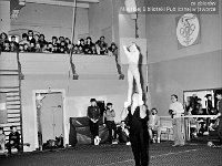1987-30  Marzec 1987  Jawor, hala gimnastyczna Miejskiego Klubu Sportowego "Victoria" przy Szkole Podstawowej nr 5 w Jaworze, ul. Armii Radzieckiej (obecnie ul. Piłsudskiego)   Międzynarodowy Turniej w Akrobatyce Sportowej    W tle od prawej: Alek Olszewski, Janusz Kredoszyński (z kamerą), Stanisław Mazurek