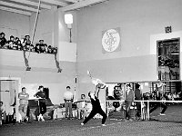1987-31  Marzec 1987  Jawor, hala gimnastyczna Miejskiego Klubu Sportowego "Victoria" przy Szkole Podstawowej nr 5 w Jaworze, ul. Armii Radzieckiej (obecnie ul. Piłsudskiego)   Międzynarodowy Turniej w Akrobatyce Sportowej    W tle od lewej: Piotr Biegaj - trener  z Jawora, (..), (..), Stanisław Mazurek, Alek Olszewski - Jaworski Ośrodek Kultury