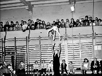 1987-34  Marzec 1987  Jawor, hala gimnastyczna Miejskiego Klubu Sportowego "Victoria" przy Szkole Podstawowej nr 5 w Jaworze, ul. Armii Radzieckiej (obecnie ul. Piłsudskiego)   Międzynarodowy Turniej w Akrobatyce Sportowej    W tle od prawej siedzą: Daniel Perski - działacz sportowy ze Świdnicy, (...), (...), Dorota Sawicka - trener MKS "Victoria" Jawor i nauczyciel akrobatyki sportowej