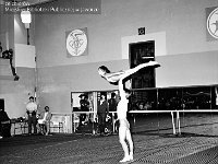 1987-36  Marzec 1987  Jawor, hala gimnastyczna Miejskiego Klubu Sportowego "Victoria" przy Szkole Podstawowej nr 5 w Jaworze, ul. Armii Radzieckiej (obecnie ul. Piłsudskiego)   Międzynarodowy Turniej w Akrobatyce Sportowej    W tle od lewej: (...), Stanisław Mazurek, Alek Olszewski - Jaworski Ośrodek Kultury