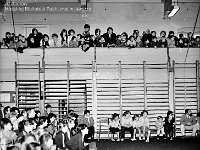 1987-37  Marzec 1987  Jawor, hala gimnastyczna Miejskiego Klubu Sportowego "Victoria" przy Szkole Podstawowej nr 5 w Jaworze, ul. Armii Radzieckiej (obecnie ul. Piłsudskiego)   Międzynarodowy Turniej w Akrobatyce Sportowej    W tle od prawej siedzą: Michał Szkwarek - dyrektor Szkoły Podstawowej nr 5, Dorota Sawicka - trener MKS '"Victoria" Jawor i nauczyciel akrobatyki sportowej