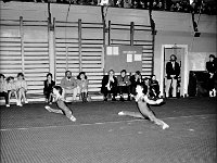 1987-38  Marzec 1987  Jawor, hala gimnastyczna Miejskiego Klubu Sportowego "Victoria" przy Szkole Podstawowej nr 5 w Jaworze, ul. Armii Radzieckiej (obecnie ul. Piłsudskiego)   Międzynarodowy Turniej w Akrobatyce Sportowej    W tle od lewej siedzą: czwarta: Dorota Sawicka - trener MKS "Victoria" Jawor i nauczyciel akrobatyki sportowej,  Michał Szkwarek - dyrektor Szkoły Podstawowej nr 5, Daniel Perski - działacz sportowy ze Świdnicy, (...), Edmund Protokowicz  W tle stoi w drzwiach: Stanisław Dziak